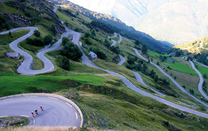 Balade Moto dans les Pyrénées : Itinéraires Incontournables pour les Motards