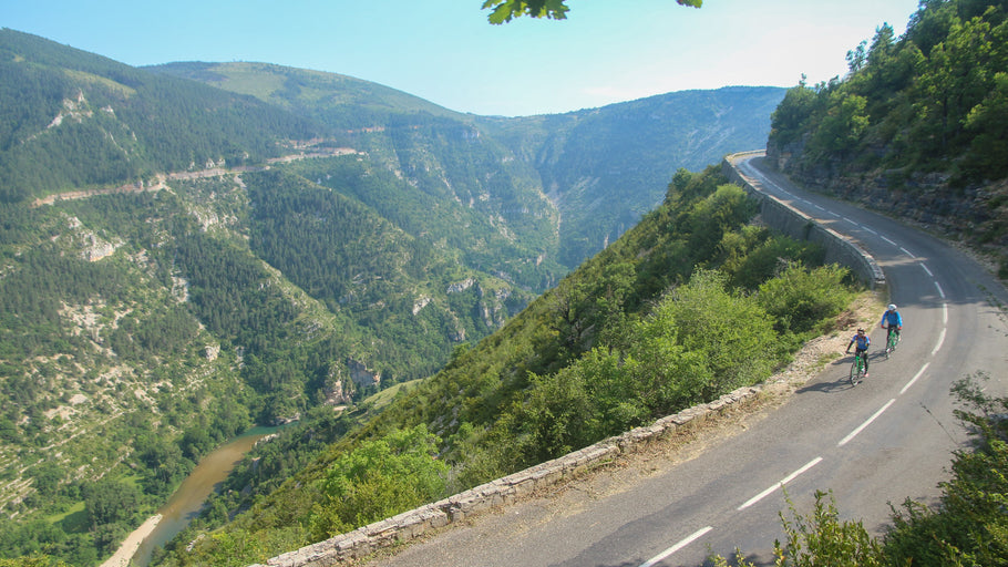 Balade Moto dans le Massif Central : Itinéraires Incontournables pour les Motards
